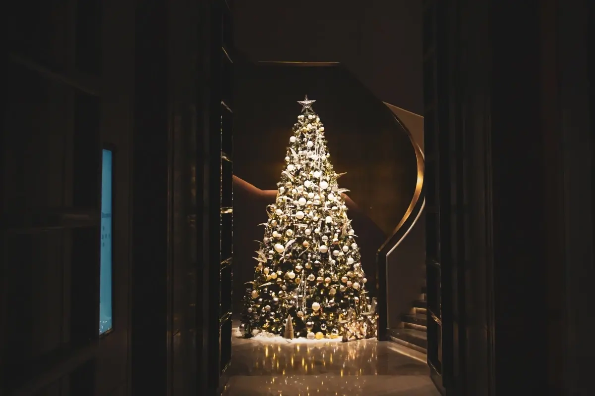 Hvordan pynter man et juletræ? 5 tips til at få julens flotteste træ